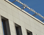 Установка биоакустических  приборов для отпугивания птиц (ворон, галок) на крыше бизнес-центра.